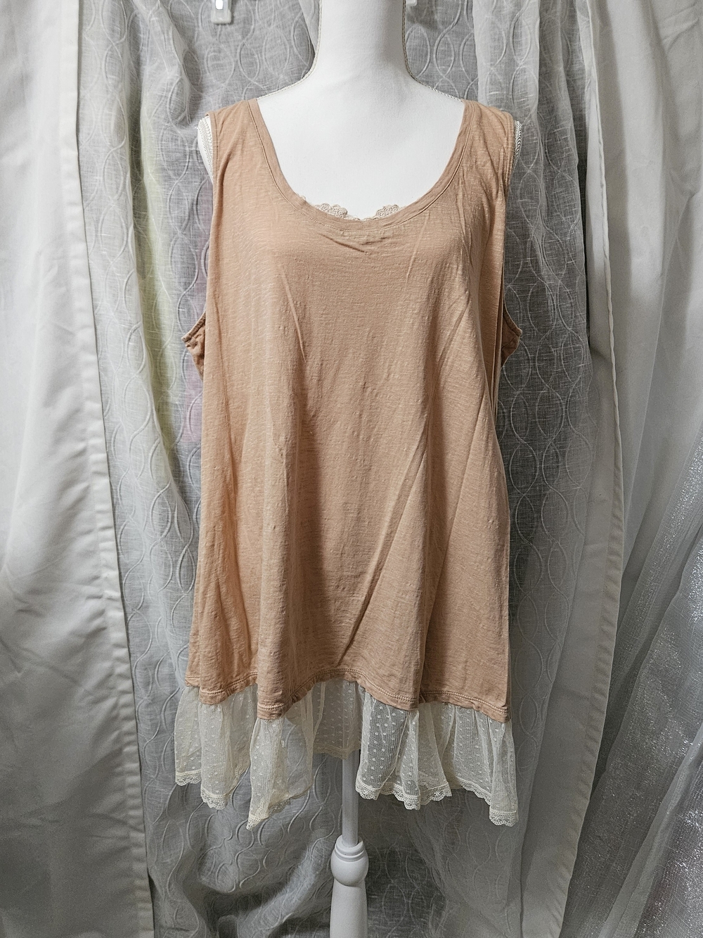 Sleeveless Lace-Hem Tank Top in Creamy Tan 3x